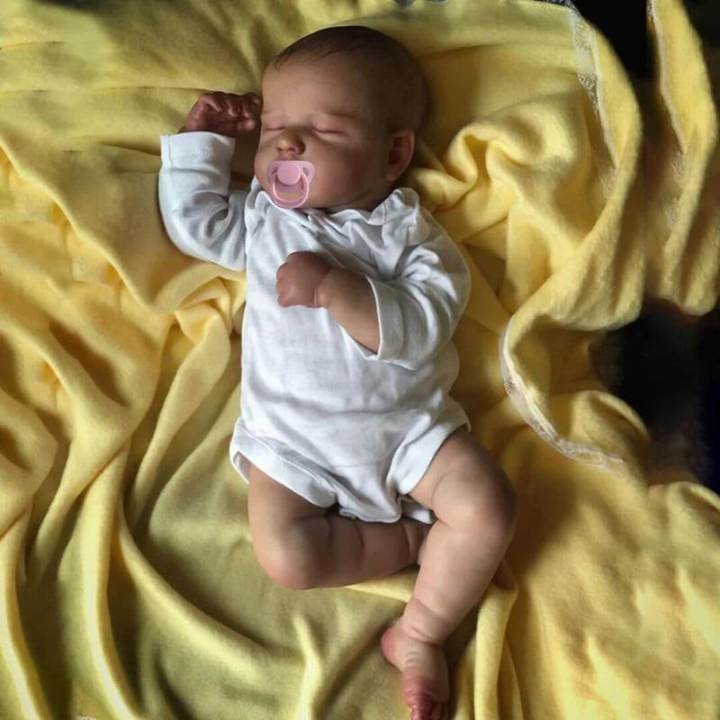 Boneca Bebê Reborn LouLou com detalhes realistas e acessórios.